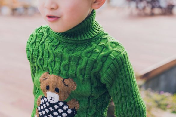 Акриловый свитер Мишка с сердцем, зеленый